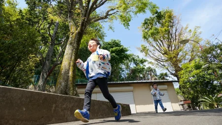 保育・子育てで使える室内外の運動遊び26選！物を使う×身体を動かすで“集中力・体力・社会性”を伸ばす