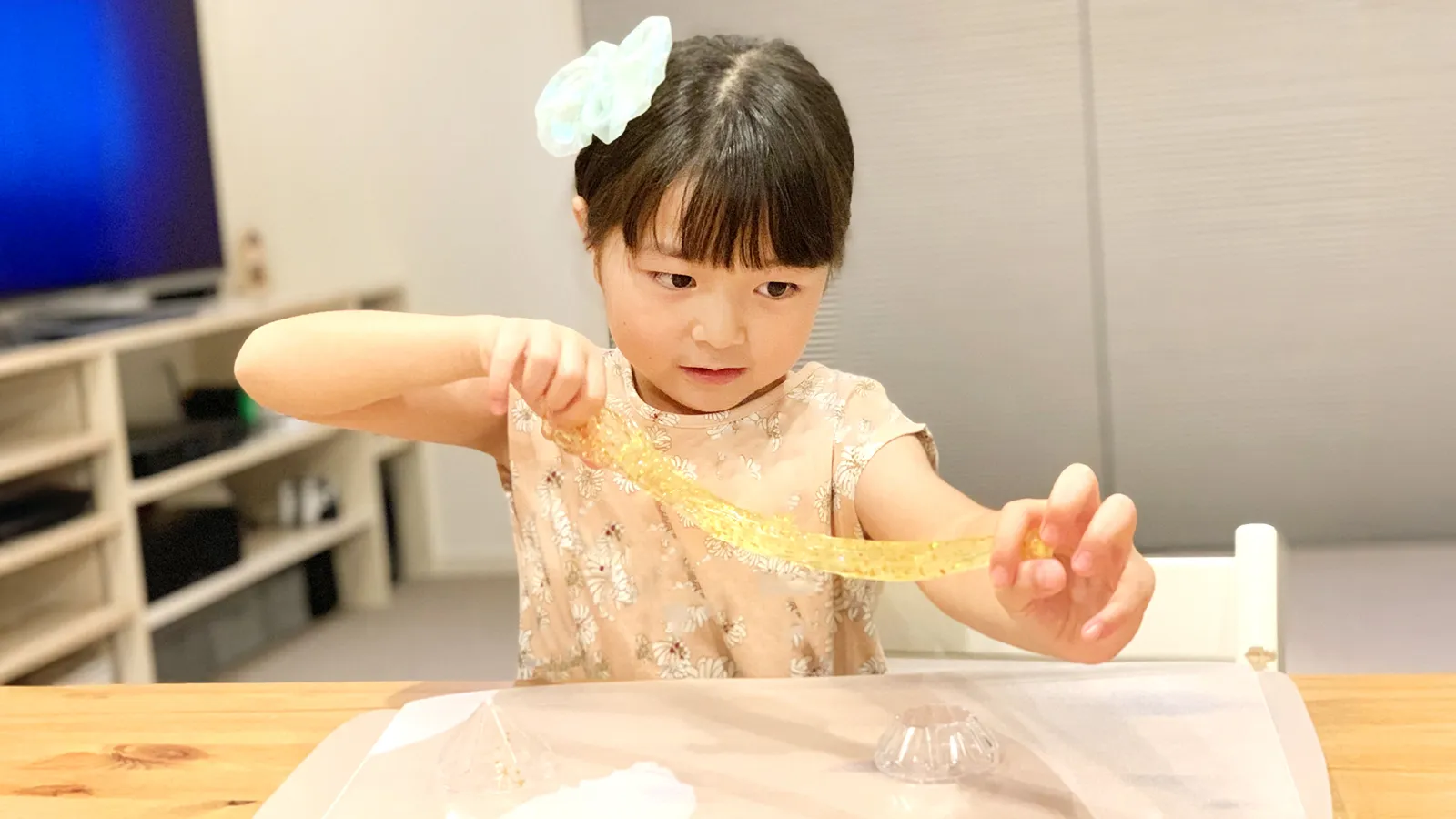 感触遊びとは？五感の“触覚”を刺激して脳を育てる遊びを年齢別に紹介