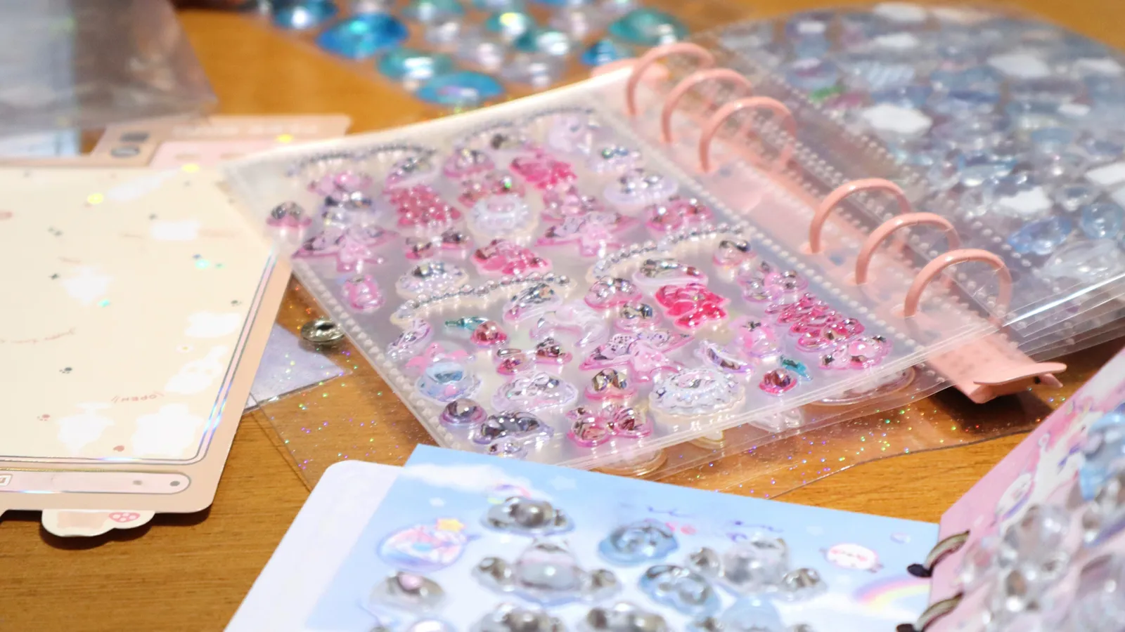 ボンボンドロップシールとは?(株)クーリアの大ヒット商品!人気の理由から類似商品との違いまで解説 ボンボンドロップシールとは?保護者が知っておきたい人気の理由から他シールとの違いを解説